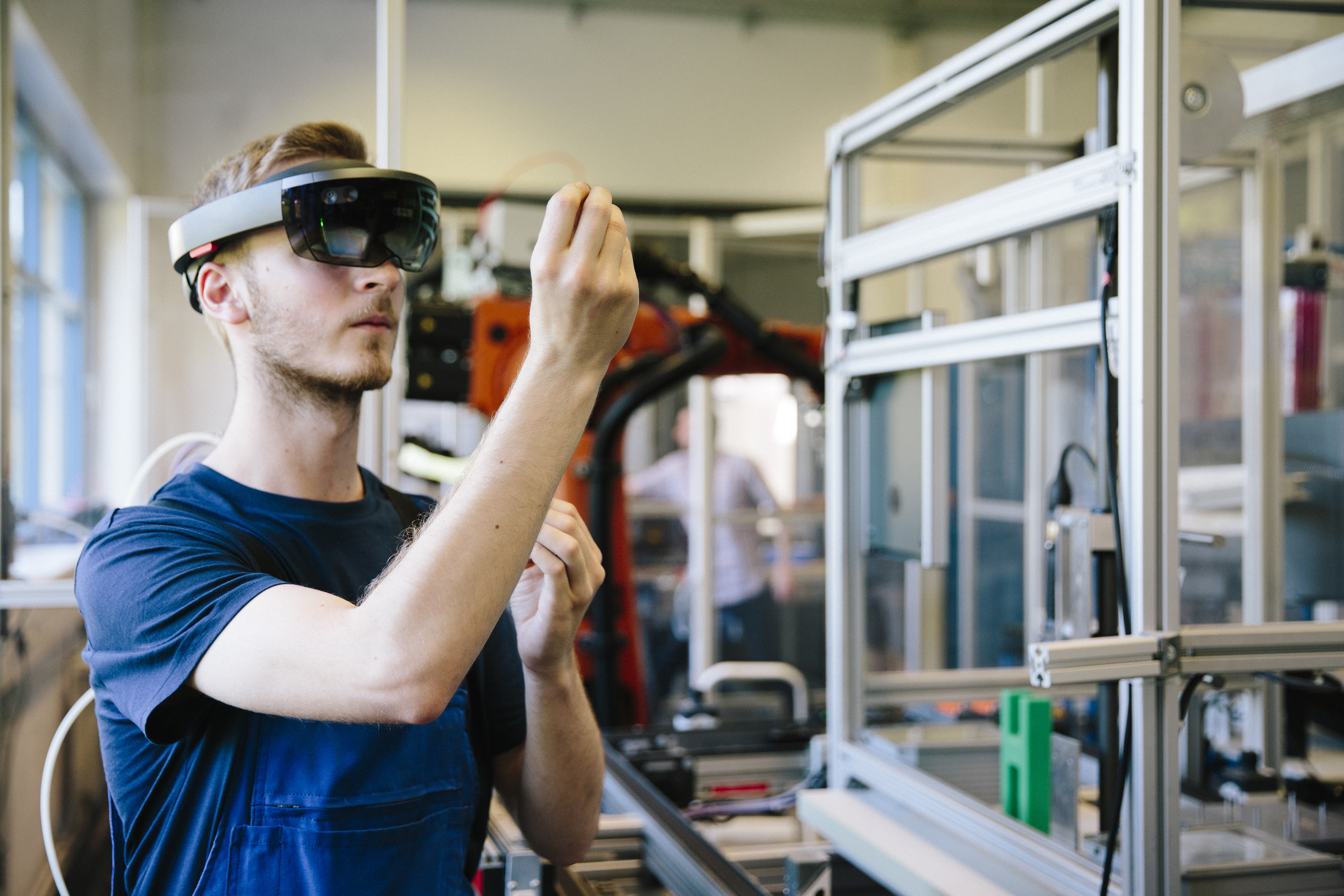 Mand med VR-briller på