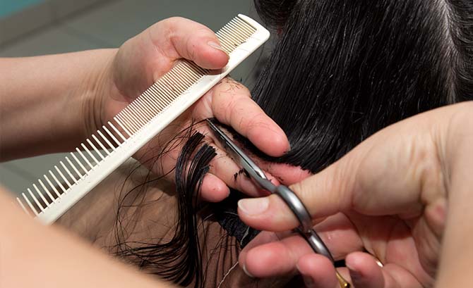 Stockfoto - frisør klipper hår