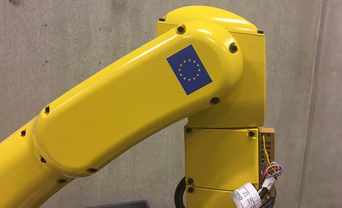 Robotarm med EU-logo