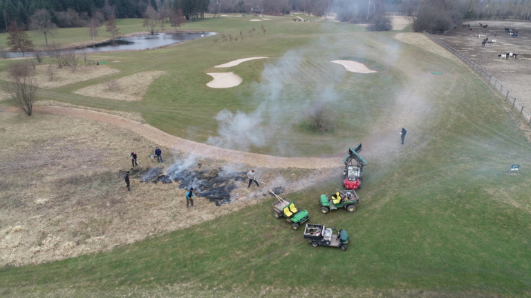 Foto af afbrænding af græs i Hjortespring Golfklub