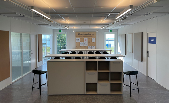 Foto af interiør på det midlertidige videns- og læringscenter i Rødbyhavn, der er en del af Femern Fyrtårn.