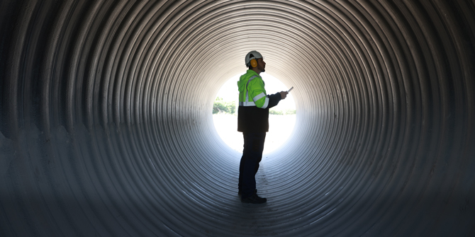 BIllede af ingeniør i en tunnel