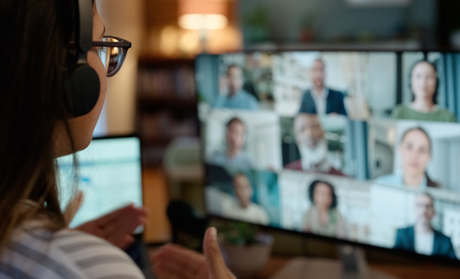 Billedet viser en kvinde der deltager i et webinar