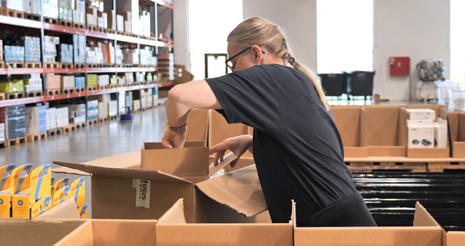 Medarbejder hos AV-cables