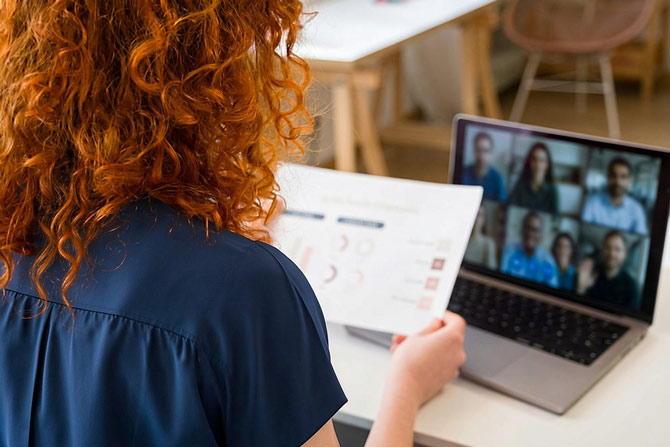 Kvinde deltager i webinar